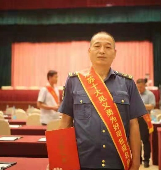 　　積極開展爭先創(chuàng)優(yōu)活動。圍繞“爭先創(chuàng)優(yōu)、文明服務”的目標定位，于今年初啟動“服務之星”和“紅旗車隊”評選活動，細化量化評選細則和考核指標，每2個月開展一次“服務之星”評比，每季度開展一次“紅旗車隊”評選?；顒娱_展以來，先后有144名駕駛員獲評“服務之星”，4支車隊獲得“紅旗車隊”榮譽。駕駛員沈斌、劉開庭獲得第六屆“江蘇十大見義勇為好司機”提名獎。