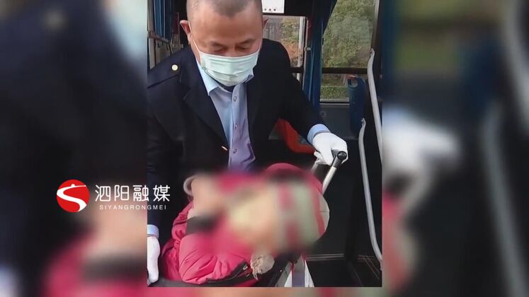 　　老人要抱孩子，又要拿兒童車，體力上吃不消，楊軍和其他九位同事每次遇到這對祖孫倆都會搭把手。他們說，只要上了車就是我們的乘客，作為公交車司機，我們就要對他們盡責。時間長了，彼此熟悉了，司機們還專門讓乘客給祖孫倆預留“專座”。  　　泗陽交通產業集團城市公交分公司107路公交車司機 楊軍：有時候我們把后門打開的時候，我們從駕駛室方位還沒下來的時候，就有乘客已經開始主動的幫忙去搭手了，幫祖孫倆上了車。