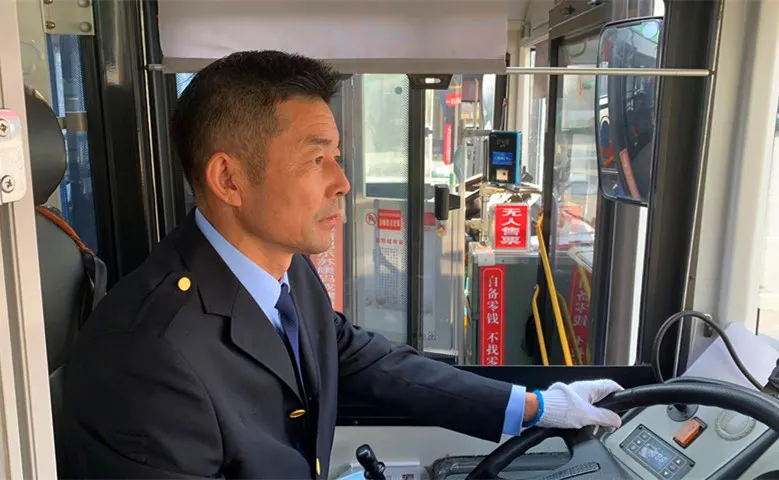 　　見此情況  　　薛師傅立即招呼傷者家屬  　　將小孩抱上公交車  　　“快上來，我帶你們去醫院!”  　　爺爺趕緊抱著孩子登上公交  　　因為擔心孩子傷情嚴重被車流所阻礙  　　延誤就診時間